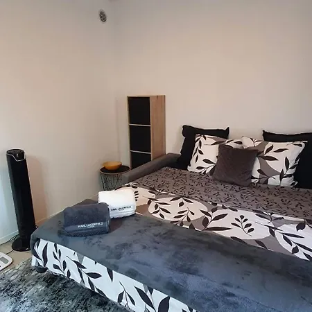 Charming 1-bedroom With Free Parking アパート