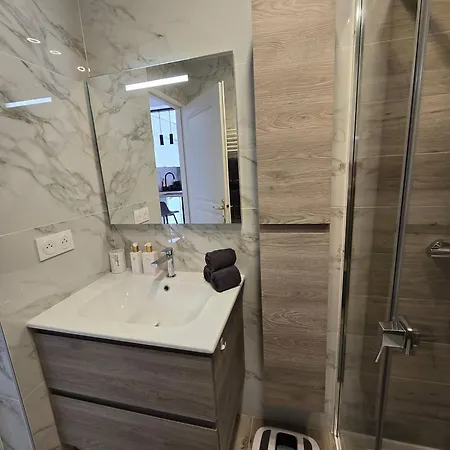 Charming 1-bedroom With Free Parking アパート *