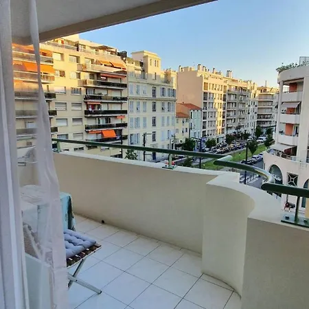 Charming 1-bedroom With Free Parking アパート *