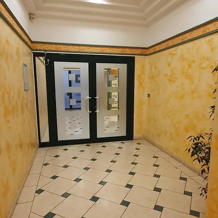 Charming 1-bedroom With Free Parking アパート