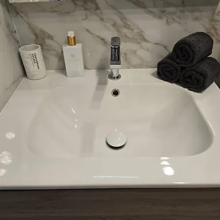 Апартаменты Charming 1-bedroom With Free Parking