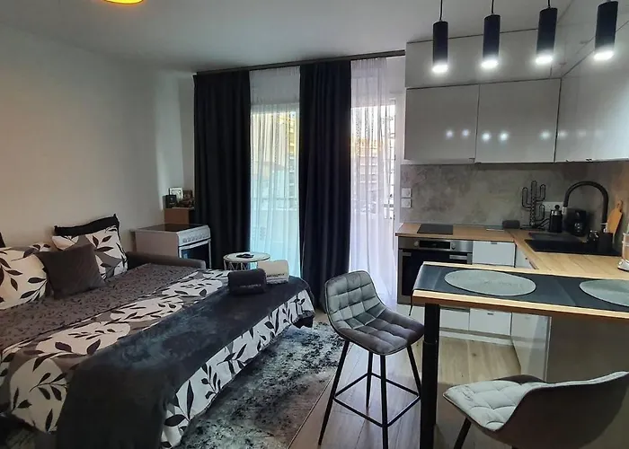 Charming 1-bedroom With Free Parking ניס