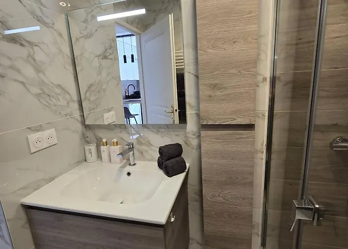 Charming 1-bedroom With Free Parking דירה *