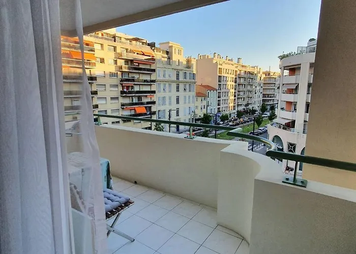 Charming 1-bedroom With Free Parking דירה *